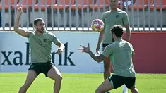 Gelandang Atletico Madrid #06 Koke (kiri) menghadiri sesi latihan menjelang leg kedua perempat final Liga Champions, di tempat latihan klub di Majadahonda, dekat Madrid, Senin (15/4/2024). (JAVIER SORIANO / AFP)