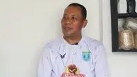 Asisten Pelatih Persela Lamongan, Ragil Sudirman, saat berbincang di channel youtube Omah Balbalan. (Tangkapan layar Omah Balbalan/Bola.com/Abdi Satria)