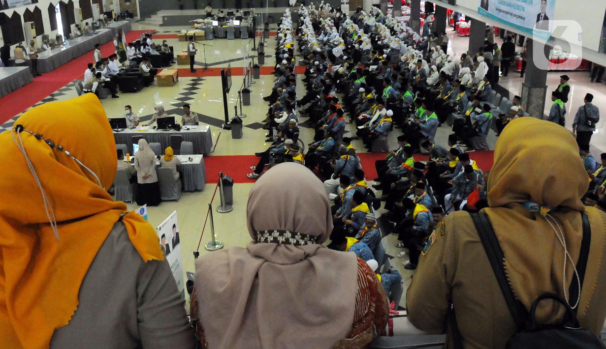 Dari belasan embarkasi, beberapa di antaranya mulai berangkat pada awal Juni mendatang. Seperti diketahui, Petugas Penyelenggara Ibadah Haji (PPIH) Arab Saudi sendiri telah lebih dulu berangkat pada 20 Mei lalu dari Asrama Haji Pondok Gede. (merdeka.com/Imam Buhori)