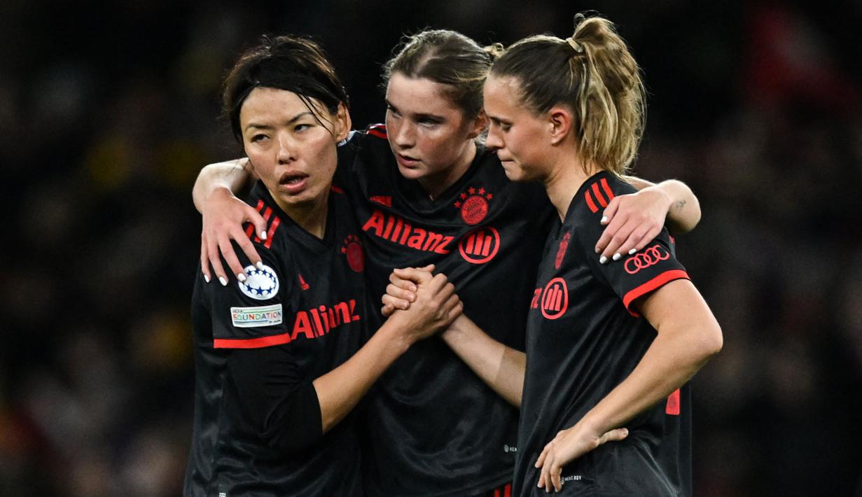 Reaksi kecewa pemain Bayern Munchen, Klara Buhl, Karolina Vilhjalmsdottir, Saki Kumagai setelah kalah dari Arsenal pada laga leg kedua perempat final Liga Champions 2022/2023 di Emirates Stadium, London, 29 Maret 2023. The Gunners menang dengan skor 2-0. (AP Photo/PA/Mike Egerton)