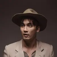 Dengan gaya elegan memakai jas dan bertopi, Rendy Kjaernett terlihat sangat tampan. Tato di bagian dada Rendy juga terlihat. Foto elegan Rendy ini banyak disukai publik gayanya yang kece abis. (Liputan6.com/IG/rendykjaernett1)