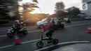 Pesepeda melintasi jalur sepeda di Jalan MH Thamrin - Sudirman, Jakarta, Rabu (22/7/2020). Direktur Jenderal Perhubungan Kemenhub Darat Budi Setiyadi mengatakan dan menargetkan aturan Regulasi untuk menjamin keselamatan pesepeda terbit pada Agustus mendatang. (Liputan6.com/Johan Tallo)
