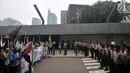 Petugas kepolisian berjaga ketat saat massa GMI berunjuk rasa di depan Kedutaan Besar Australia, Jakarta, Senin (26/11).  (Liputan6.com/Iqbal S Nugroho)