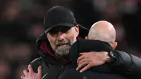Manajer Liverpool, Jurgen Klopp memeluk manajer Manchester United, Erik ten Hag usai laga, Senin (18/12/2023) dini hari WIB. (AFP/Paul Ellis)