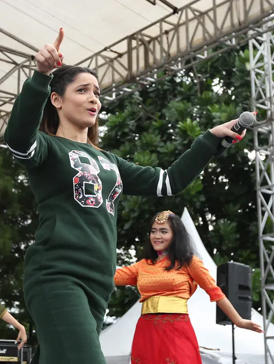 Aly Goni pun menyapa para penggemarnya yang hadir saat itu dengan menggunakan bahasa Indonesia. "Aku cinta kalian," ucap Aly Goni. (Bambang E. Ros/Bintang.com)