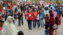 Warga berjalan-jalan di kawasan Monumen Nasional, Jakarta, Minggu (25/12). Libur perayaan Natal 2016 dimanfaatkan sejumlah warga untuk berwisata di kawasan Monumen Nasional. (Liputan6.com/Helmi Fithriansyah)