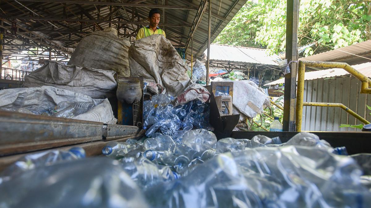 Melihat Proses Pengolahan Sampah Botol Plastik di Koperasi Pemulung Berdaya