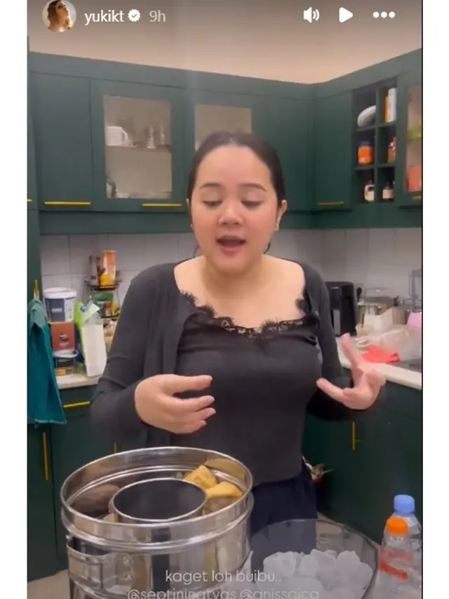 6 Potret Dapur dan Meja Makan di Rumah Aaliyah Massaid saat Bukber Geng Artis
