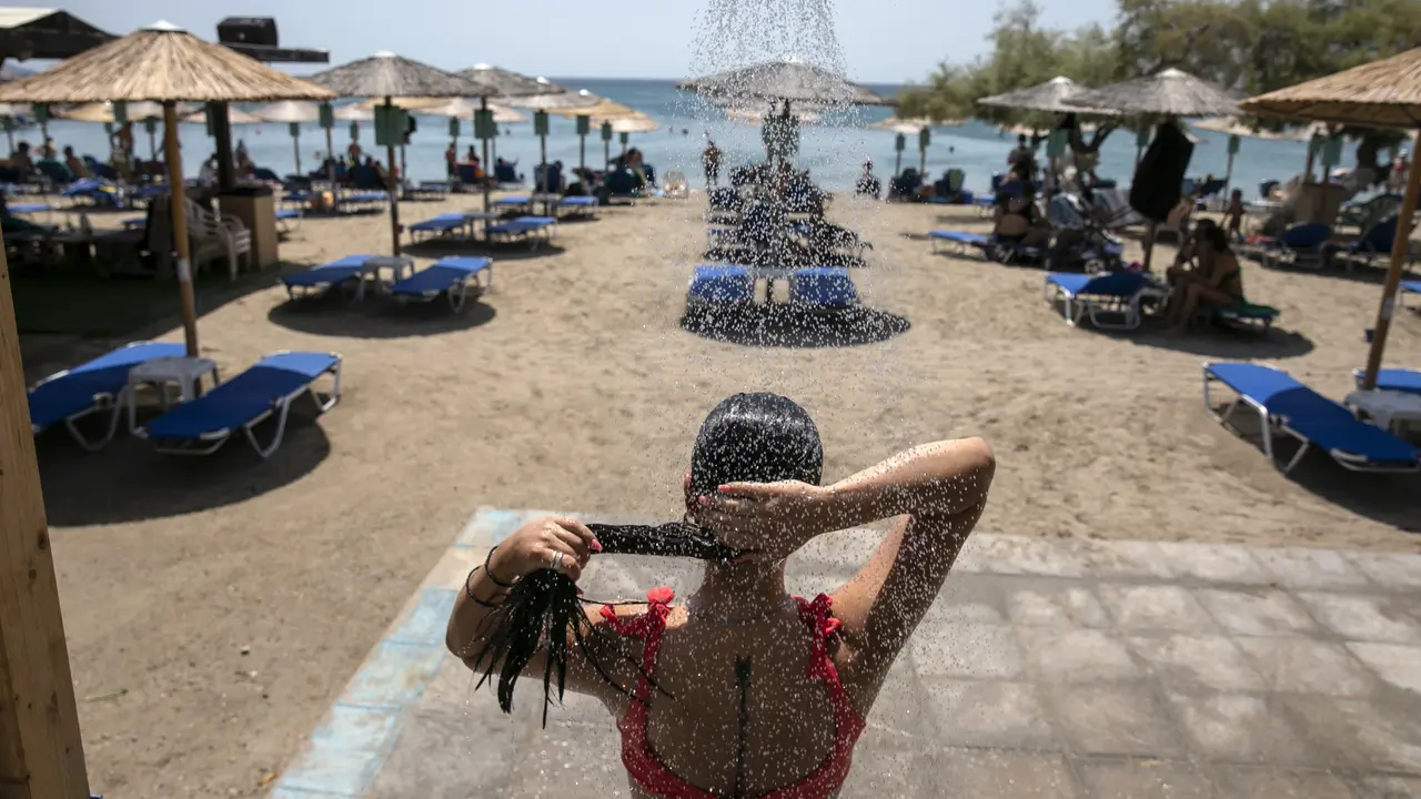 FOTO: Gelombang Panas, Warga Yunani Berbondong-bondong ke Pantai