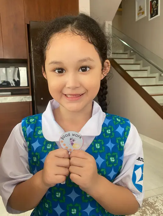 Kayla merupakan putri bungsu Pasha dan Adelia yang imut dan menggemaskan. Ia bernama lengkap Princess Kayla Mutiara Pasha. [Instagram @adeliapasha]