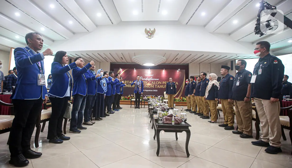 Suasana saat Partai Demokrat melakukan pendaftaran Partai Politik Calon Peserta Pemilu Tahun 2024 hari kelima di Kantor KPU, Jakarta, Jumat (5/8/2022). Demokrat menjadi partai politik ke-12 yang mendaftarkan diri untuk calon peserta Pemilu tahun 2024. (Liputan6.com/Faizal Fanani)