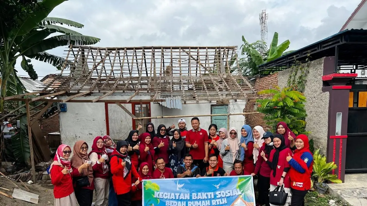 Ratusan PPPK Banyuwangi Gotong Royong Bedah Rumah Warga Miskin