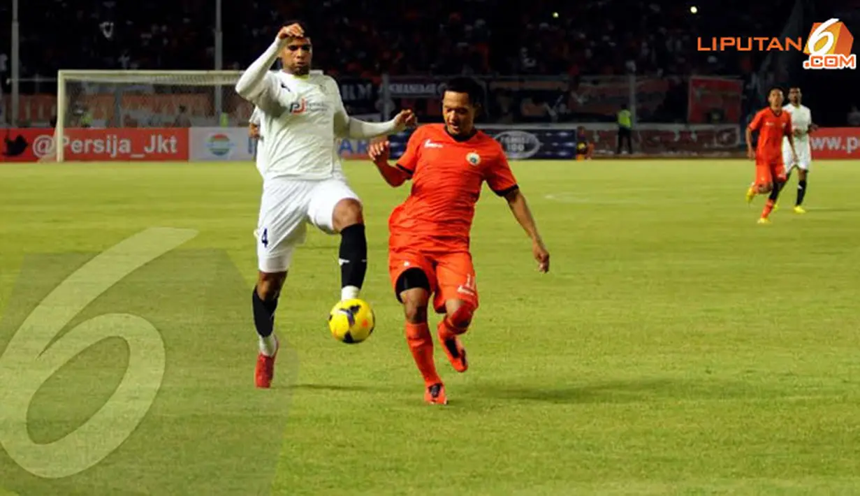 Penyerang Persija Rahmad Afandi tidak gentar sedikit pun saat berebut bola dengan pemain belakang PDRM FA Malaysia yang bertubuh tinggi besar Rafael Souza (Liputan6.com/ Helmi Fithriansyah)