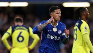 Gelandang Chelsea, Enzo Fernandez, merayakan golnya ke gawang Tottenham Hotspur pada lanjutan Liga Inggris 2025/2026 di Stamford Bridge, Rabu (20/5/2026) dini hari WIB. (Adrian Dennis / AFP)