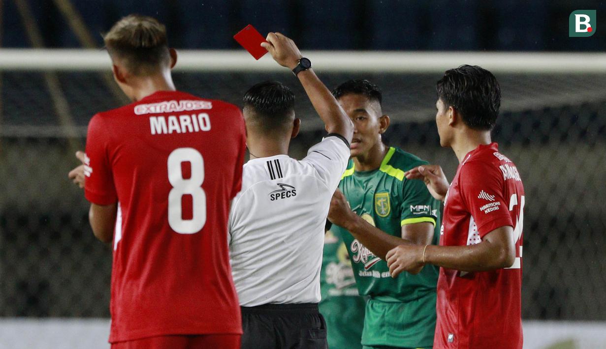 Bek Persebaya Surabaya, Rizky Ridho (kedua dari kanan) menerima kartu merah dari wasit Agus Fauzan saat menghadapi Persik Kediri dalam laga Grup C Piala Menpora 2021 di Stadion Si Jalak Harupat, Bandung, Selasa (23/3/2021). Persebaya menang 2-1 atas Persik. (Bola.com/M Iqbal Ichsan)