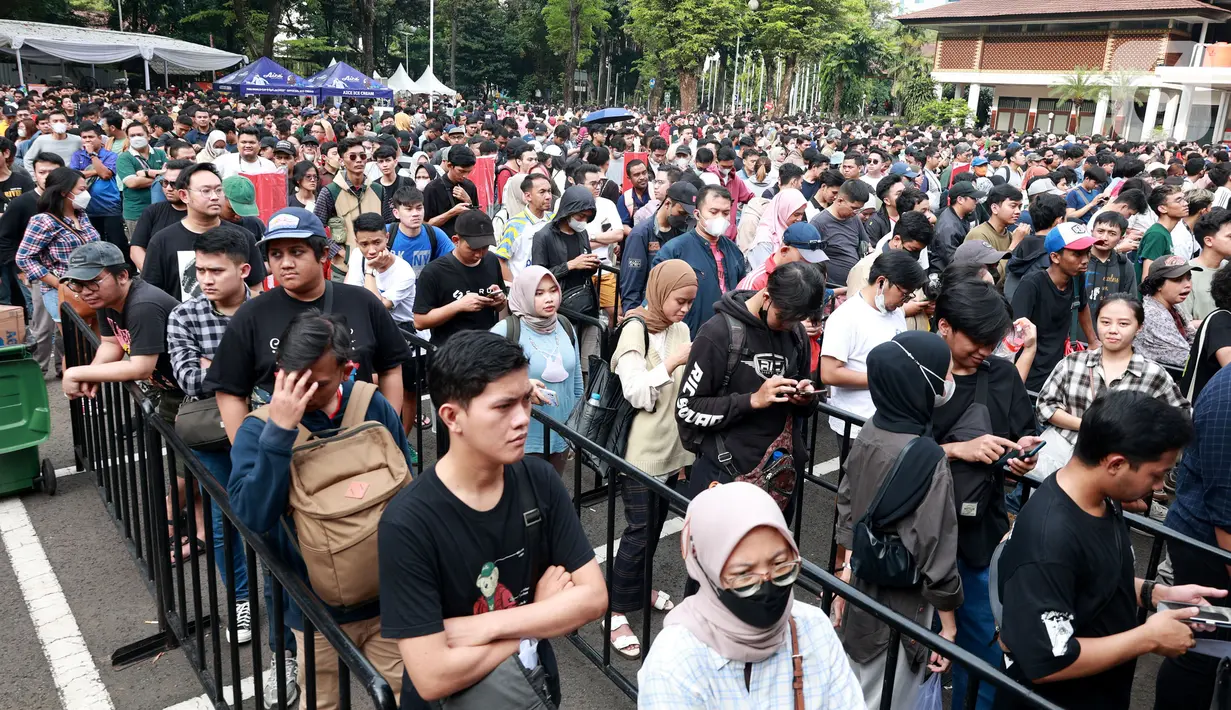 Penukaran tiket pun bisa diwakilkan untuk memfasilitasi suporter yang tidak bisa hadir, tetapi ada ketentuannya. (Bola.com/M Iqbal Ichsan)