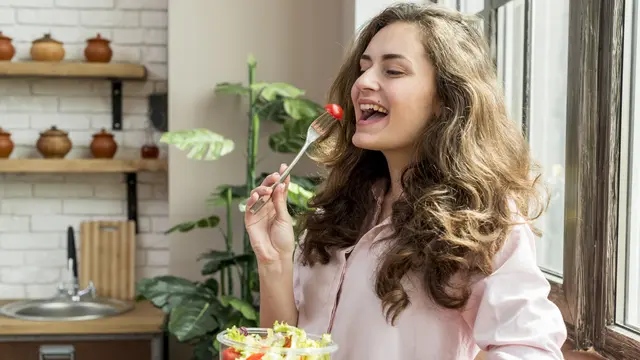 wanita memakan sayur