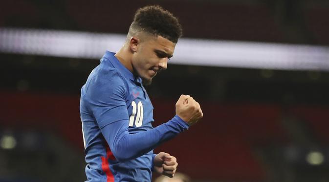 Striker Inggris, Jadon Sancho, merayakan gol yang dicetaknya dalam laga uji coba internasional melawan Republik Irlandia di Stadion Wembley, London, Jumat (13/11/2020) dini hari WIB. Inggris menang 3-0 atas Republik Irlandia. (AP/Nick Potts/Pool)