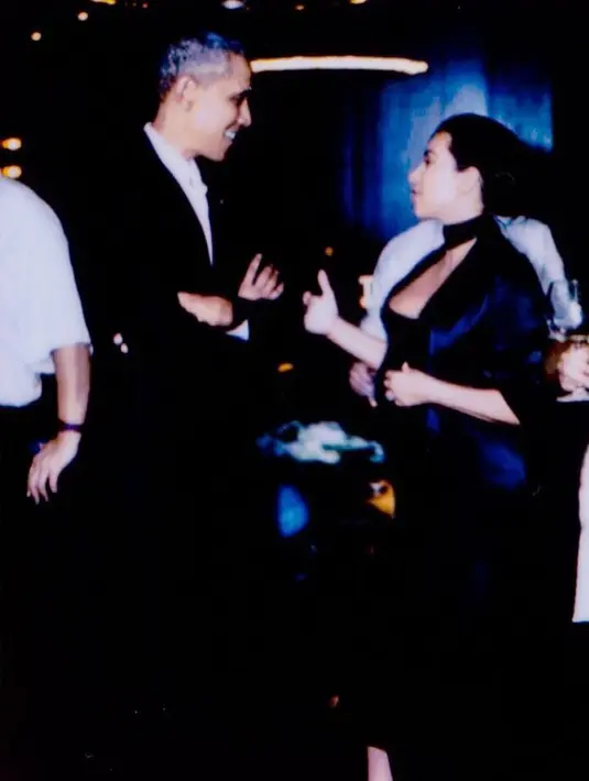 Di beberapa foto yang diunggah Kim, ia tampak mengulas masa lalu ketika mengunjugi White House. Terlihat dalam foto itu, Kim, Kanye dan North West tengah berfoto bersama Barack Obama. (doc.aceshowbiz.com)