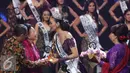 Pendiri yayasan putri indonesia, Mooryati Soedibyo memberikan selamat kepada kepada Putri Indonesia 2016, Kezia Roslin saat acara grand final Putri Indonesia 2016, Jakarta, Jumat (20/2). (Liputan6.com/Herman Zakharia)