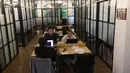 Suasana saat sejumlah orang menggunakan fasilitas Cocowork di Jakarta, Selasa (26/6). Cocowork mengusung nilai-nilai community, connection, entrepreneurship, growth, flexibility, dan space. (Liputan6.com/Angga Yuniar)