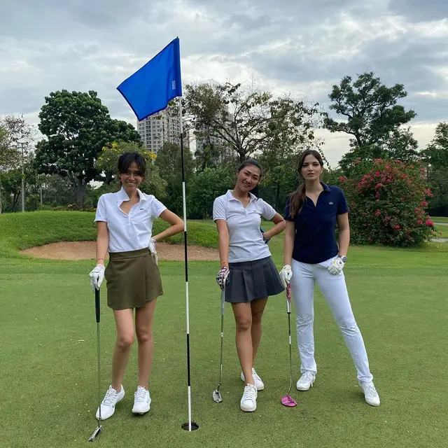 6 Gaya Nia Ramadhani Saat Main Golf Bareng Sahabat, Tetap Stylish