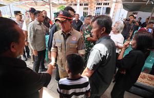 Keluarga korban tewas akibat gempa di Manado terima santunan dari pemerintah. (Liputan6.com/Yoseph Ikanubun)