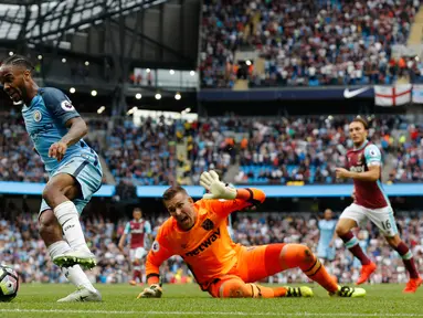 Penyerang Manchester City, Raheem Sterling saat melewati kiper West Ham United, Adrian pada lanjutan liga Inggris di Stadion Etihad, Inggris (28/8). Sterling mencetak dua gol yang membuat City menang 3-1 atas West Ham. (Reuters/Darren Staples)