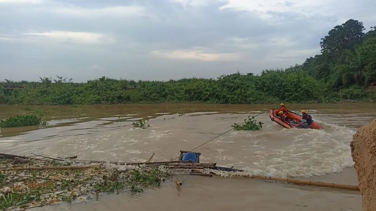 Proses pencarian penambang pasir yang tenggelam di Sungai Way Seputih Kampung. Foto : (Istimewa).