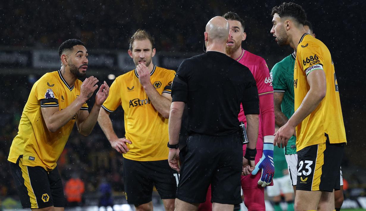 Saat kedudukan imbang 1-1, Wolverhampton dihukum penalti oleh wasit Anthony Taylor akibat aksi Hwang Hee-chan yang berusaha menghalau bola di dalam kotak penalti namun terlibat kontak dengan Fabian Schar pada masa injury time babak pertama. Eksekusi penalti yang diambil Callum Wilson mampu mengubah skor menjadi 2-1. Laga berakhir 2-2 setelah Hwang Hee-chan mampu mencetak gol pada menit ke-71. (AFP/Adrian Dennis)