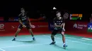 Ganda putra muda, Muhammad Shohibul Fikri/Bagas Maulana mengembalikan kok ke arah Fajar Alfian / Muhammad Rian Ardianto pada babak 32 besar Indonesia Masters 2021 di Bali International Convention Centre, Nusa Dua, Selasa (16/11/2021).  Fikri/Bagas menang 13-21, 21-18 dan 22-20. (Foto: Humas PP PBSI)