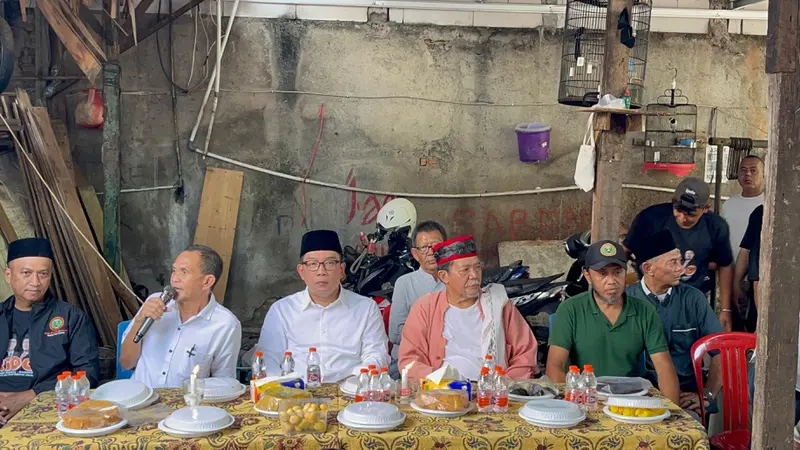 Bakal cagub Ridwan Kamil (RK) bersilaturahmi dengan Komunitas Betawi Jawara Tenabang di wilayah Kebon Melati, Jakarta Pusat, Minggu (15/9/2024).