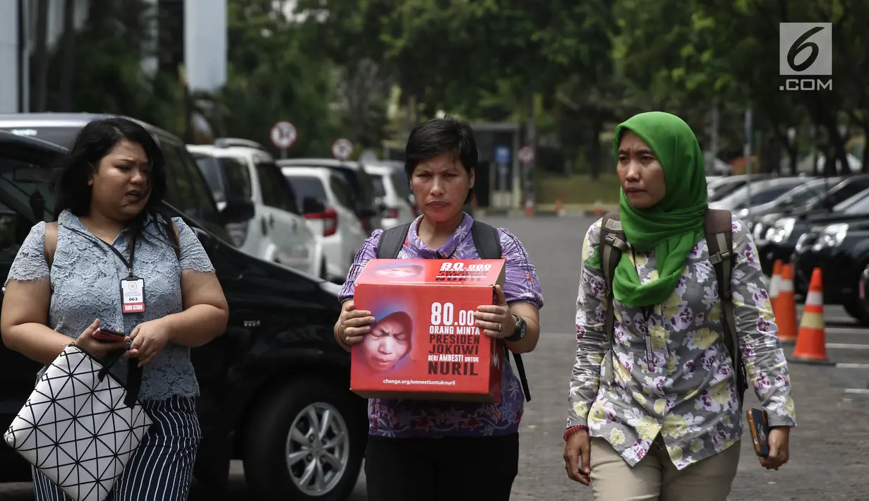 Koalisi Save Ibu Nuril mendatangi Kantor Staf Presiden (KSP) di Jakarta, Senin (19/11). Mereka meminta Presiden Joko Widodo memberi amnesti kepada Baiq Nuril pascaputusan Mahkamah Agung (MA). (Liputan6.com/Herman Zakharia)