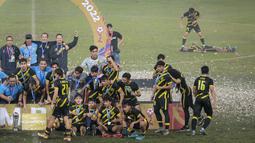 Pemain Timnas Malaysia U-19, Adam Farhan Mohd Faizal (kanan) mengeram kesakitan saat timnya merayakan juara Piala AFF U-19 2022 di Stadion Patriot Candrabhaga, Bekasi, Jumat (15/07/2022). (Bola.com/Bagaskara Lazuardi)