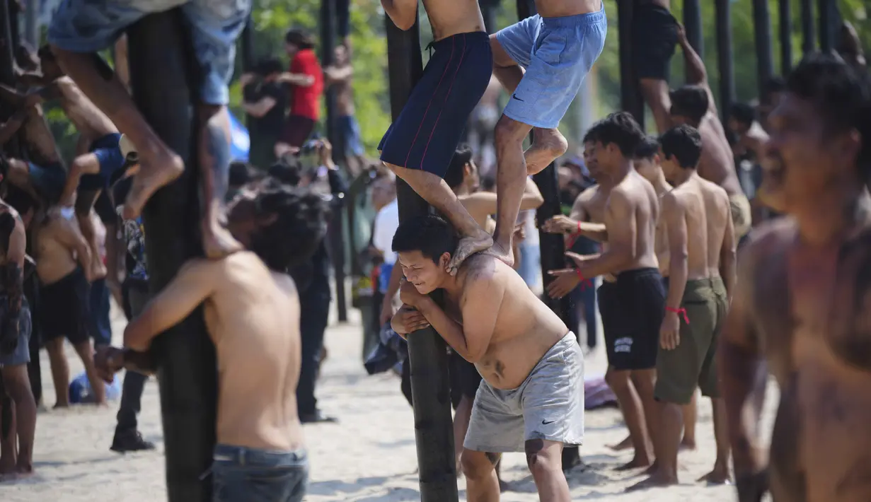 Lomba tersebut diikuti ratusan warga dengan beragam hadiah seperti sepeda, tikar, penanak nasi, kipas angin, dan lainnya. (AP Photo/Tatan Syuflana)