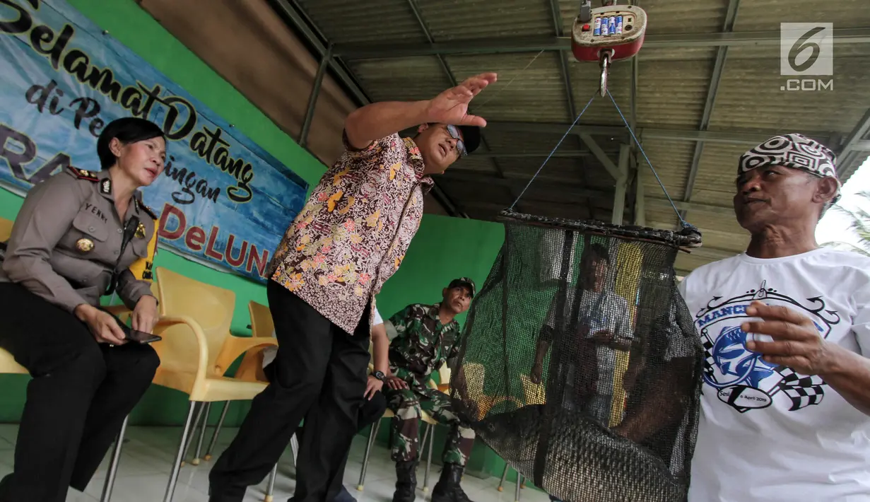 Wakil Walikota Depok, Pradi Supriatna (tengah) melihat hasil timbangan ikan saat menghadiri turnamen Jurnalis Mancing Indonesia di Kolam Pemancingan Deluna, Depok, Sabtu (6/4). Turnamen yang diikuti 120 peserta se-Jabodetabek dan Bandung merebutkan piala Menteri PDTT dan uang. (Liputan6.com/HO/Eko)