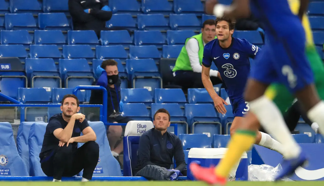 Pelatih Chelsea, Frank Lampard menyaksikan pemainnya bertanding melawan Norwich City pada pertandingan lanjutan Liga Inggris di Stamford Bridge, London, Inggris (14/7/2020). Chelsea menang tipis 1-0 atas Norwich. (AP Photo/Adam Davy,Pool)