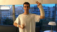 Pebalap Suzuki, Alex Rins, berforo setelah menjalani operasi di University Hospital Dexeus, di Barcelona, Kamis (27/4/2017). (AS)