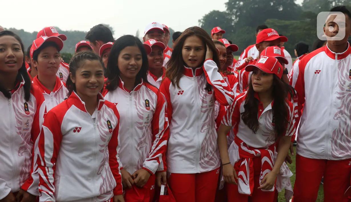 Sejumlah atlet perempuan berpose saat pelepasan Kontingen Indonesia untuk SEA Games 2019 Filipina di Istana Bogor, Jawa Barat, Rabu (27/11/2019). Sebanyak 841 atlet Indonesia akan berlaga di 52 cabang olahraga pada ajang multievent olahraga terbesar se-Asia Tenggara. (Liputan6.com/Angga Yuniar)