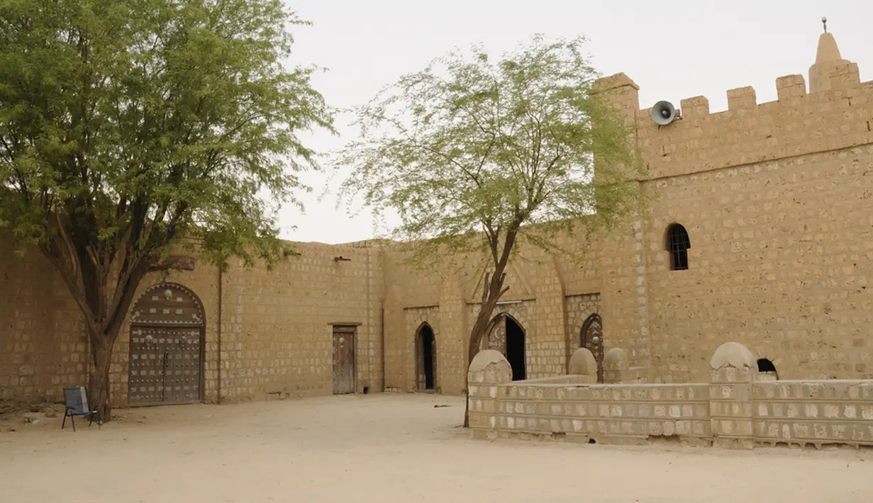 Masjid Sidi Yahya terletak di Negara Mali. Dibangun pada tahun 1400 oleh Sheikh El-Mokhtar. Butuh waktu 40 tahun untuk menyelesaikannya. Pada 1441 Mohamed Naddah, gubernur kota Timbuktu, menunjuk Sidi Yahya sebagai imam pertama. (www.flickr.com)
