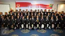 Ketua Umum PP PBSI, Wiranto (tengah) berfoto bersama pengurus PP PBSI periode 2016-2020 usai upacara pelantikan di Jakarta, Kamis (19/1). Wiranto resmi menjabat sebagai Ketua Umum PP PBSI. (Liputan6.com/Helmi Fithriansyah)