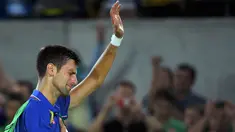 Atlet tenis asal serbia sekaligus petenis nomor satu dunia, Novak Djokovic menangis usai kalah dalam pertandingan babak pertama tenis yang digelar di Olympic Tennis Centre-CC, Rio De Janeiro,Brasil,  Senin (8/8). (REUTERS / Toby Melville)