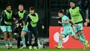 Empat gol Bologna dicetak masing-masing oleh Jonathan Rowe pada menit ke-22, Federico Bernardeschi (45+2 (P), Santiago Castro (58) dan Nicolo Cambiaghi (111). Tampak dalam foto, penyerang Bologna asal Italia, Nicolo Cambiaghi (kedua kanan) merayakan golnya pada pertandingan leg kedua 16 besar Liga Europa 2025/2026 melawan AS Roma di Stadion Olimpico, Kamis (19/3/2026) waktu setempat atau Jumat 20 Maret 2026 dini hari WIB. (Alberto PIZZOLI/AFP)