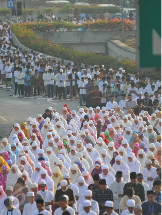 Ribuan umat muslim melaksanakan Shalat Idul Adha 1436 H di Kawasan Senen, Jakarta, Kamis (24/9/2015). Banyaknya jamaah yang datang membuat mereka melaksanakan Shalat Ied di jalan.(Liputan6.com Gempur M Surya)