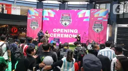 Untuk memeriahkan Premier League musim 2024/2025, platform OTT Vidio menghadirkan trofi yang diperebutkan para raksasa klub Liga Inggris dalam rangkaian acara bertajuk Premier League Fan Festival. (Liputan6.com/Angga Yuniar)