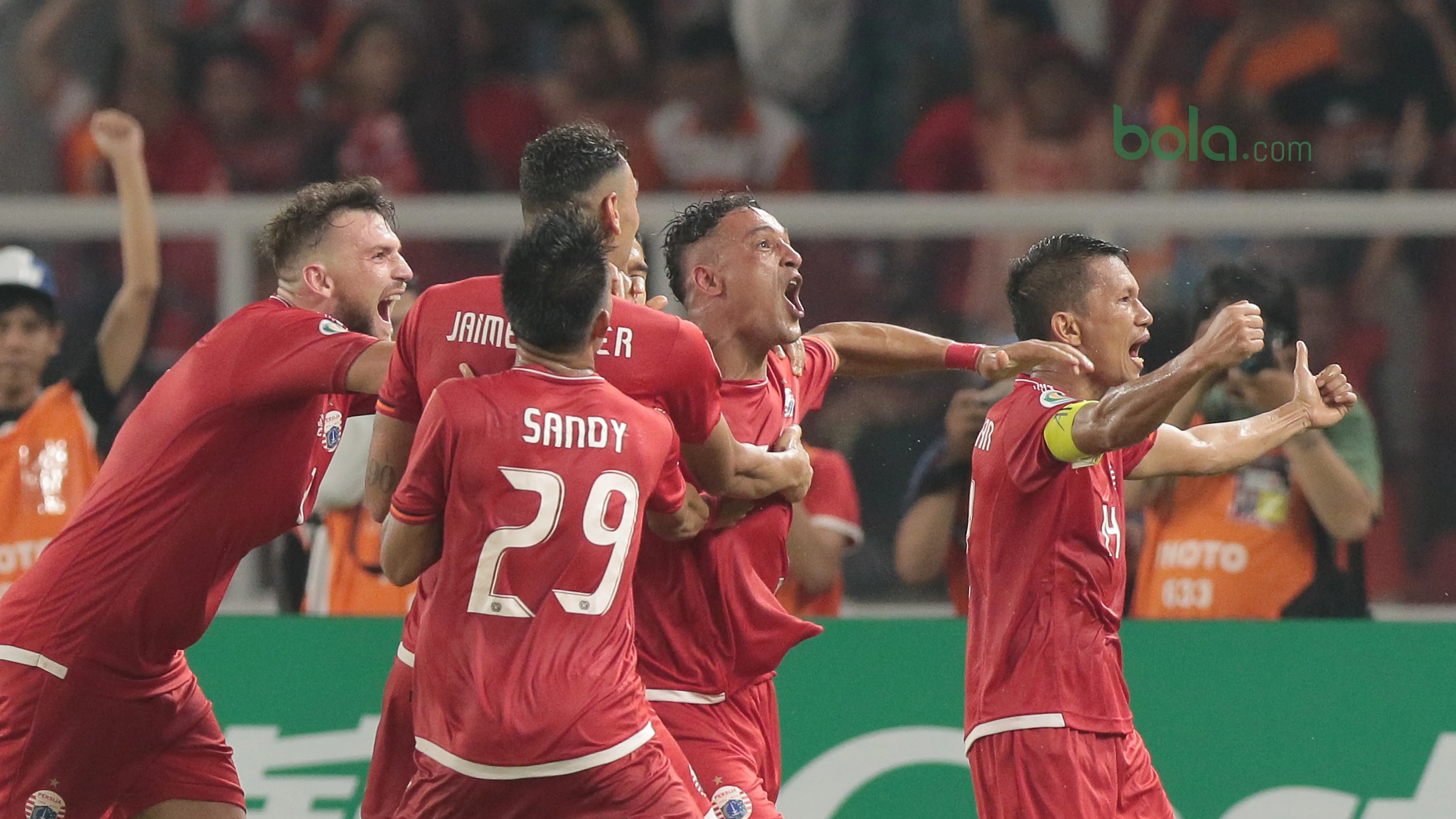 Para pemain Persija Jakarta merayakan gol Addison Oliveira ke gawang Song Lam Nghe An FC pada laga Piala AFC 2018 di Stadion Utama GBK, Senayan, Jakarta, (13/3/2018). Persija Jakarta menang 1-0. (Bola.com/Nick Hanoatubun)