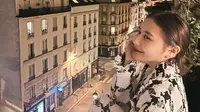 Momen Prilly yang menikmati keindahan Menara Eiffel di malam hari juga curi perhatian. Dirinya pun mengungkapkan kebahagiaan bisa kembali berada di Paris untuk berlibur. (Liputan6.com/IG/@prillylatuconsina96)