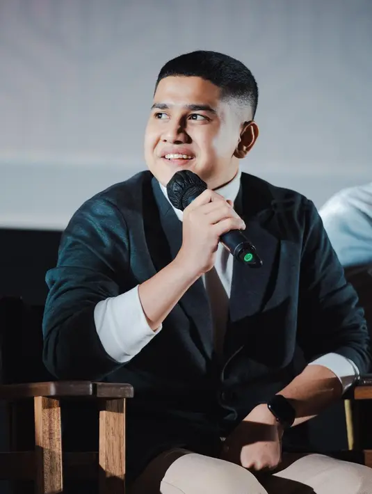 Syakir Daulay pernah membeberkan kriteria istri idaman lewat sebuah unggahan di akun Instagram terverifikasinya, 26 Juli 2022. “Syakir tipe istri idamannya gimana?” ia mencuap. “Yang kalo kesenggol pas bikin alis ga marah dan langsung baca istighfar,” Syakir Daulay menyambung. Entah ini bercanda atau memang serius. Kira-kira apakah Anda masuk kriteria? (Foto: Dok. Instagram @syakirdaulay)