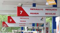 Papan petunjuk BBM yang berada di SPBU, Jakarta, Kamis (5/1). Penetapan harga BBM Umum jenis Pertamax, Pertamax Plus, Pertamax Turbo, Pertamina Dex, Dexlite dan Pertalite merupakan kebijakan korporasi Pertamina. (Liputan6.com/Angga Yuniar)