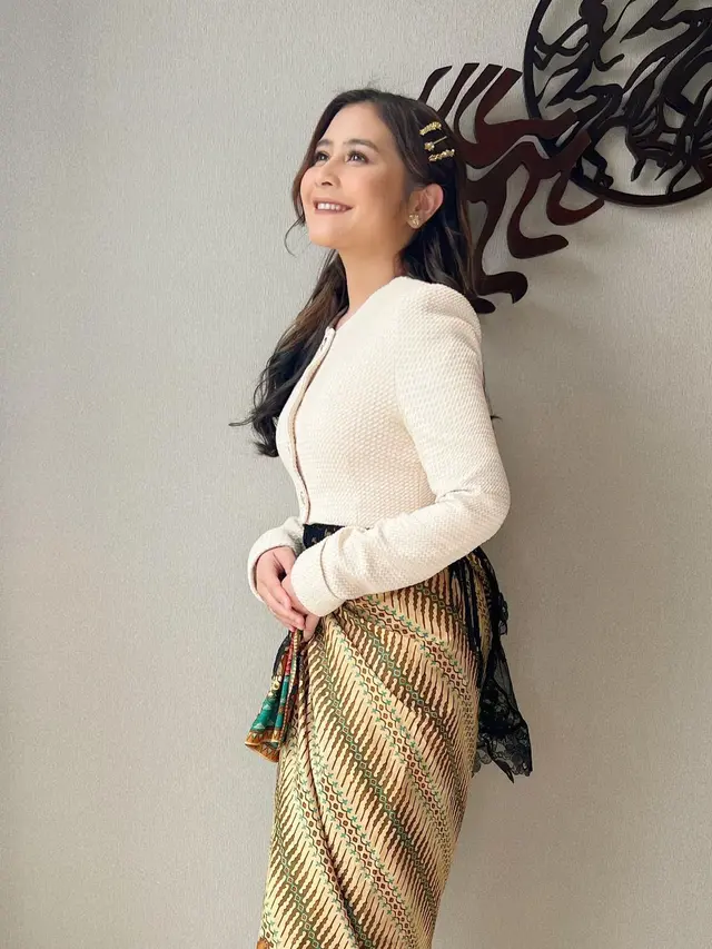 Jadi Dosen Praktisi, Ini 7 Potret Prilly Latuconsina dengan Busana Semi Formal